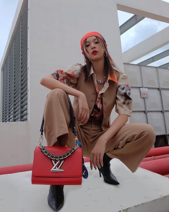 Phí Phương Linh đăng hình cùng dòng chú thích: "Hôm nay em làm Phí Swag". Phí Phương Linh đăng hình cùng dòng chú thích: "Hôm nay em làm Phí Swag".