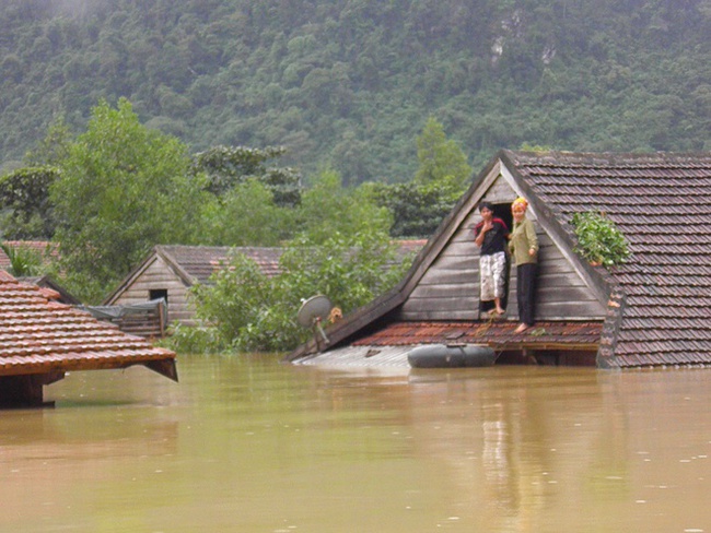"Thắt ruột" trước những hình ảnh miền Trung bị nhấn chìm trong trận "đại hồng thủy" - Ảnh 8. "Thắt ruột" trước những hình ảnh miền Trung bị nhấn chìm trong trận "đại hồng thủy" - Ảnh 8.
