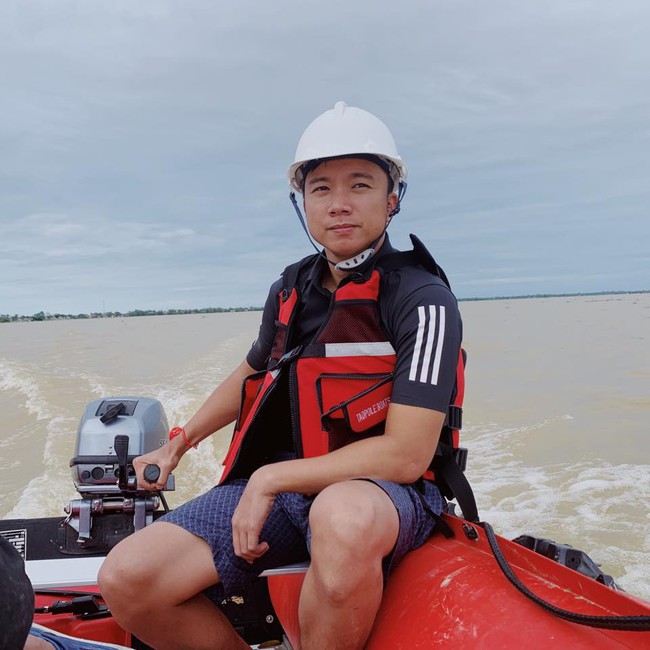 Cộng đồng mạng lan truyền hình ảnh CEO 9x tự lập “Biệt đội Cano 0 đồng”, gặp sóng lớn trong vùng rốn lũ khi đi tiếp cận ứng cứu người dân: “Sóng rất to, ghe vào đây có thể lật!” - Ảnh 1. Cộng đồng mạng lan truyền hình ảnh CEO 9x tự lập “Biệt đội Cano 0 đồng”, gặp sóng lớn trong vùng rốn lũ khi đi tiếp cận ứng cứu người dân: “Sóng rất to, ghe vào đây có thể lật!” - Ảnh 1.