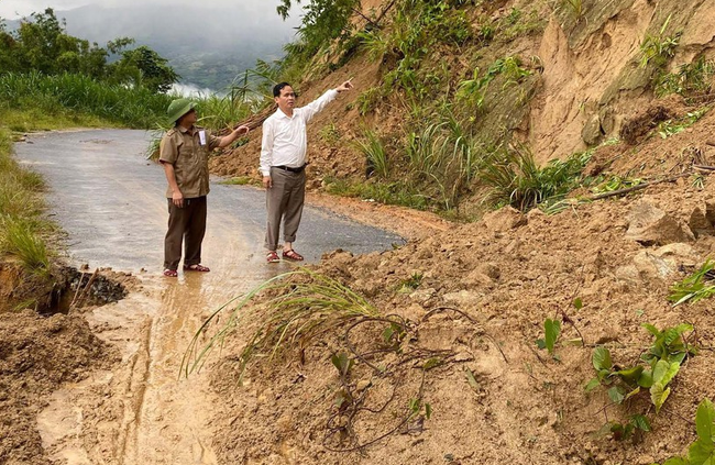 Nghệ An xuất hiện nhiều điểm sạt lở núi, khẩn cấp di dời dân - Ảnh 1.