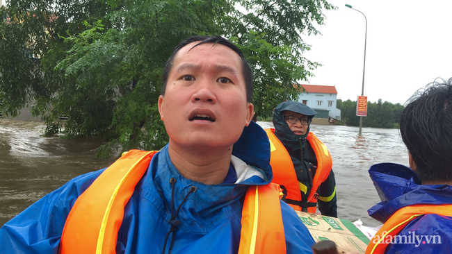 Miền Trung mênh mông biển nước, rét mướt gió mưa, nhưng may quá tình người ở mọi miền Tổ Quốc cứ liên tục thổi về! - Ảnh 4. Theo chân đoàn cứu hộ vào nơi rốn lũ Quảng Bình: Bà con nơi đây khổ quá! - Ảnh 3.
