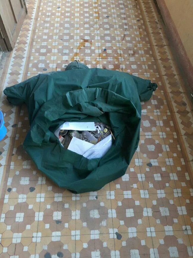 Đến phiên trực nhật mà lớp lại không có thùng rác, nam sinh có pha xử lý kinh dị khiến ai nhìn thấy cũng sợ tái mặt, tay chân run lẩy bẩy - Ảnh 2. Đến phiên trực nhật mà lớp lại không có thùng rác, nam sinh có pha xử lý kinh dị khiến ai nhìn thấy cũng sợ tái mặt, tay chân run lẩy bẩy - Ảnh 2.
