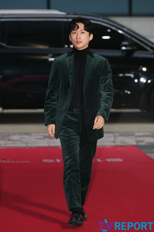 Dàn sao Hàn Quốc hội ngộ trên thảm đỏ Buil Film Awards 2020: &quot;Tình cũ Song Hye Kyo&quot; Lee Byung Hun phong độ lịch lãm ở tuổi 50 - Ảnh 13.