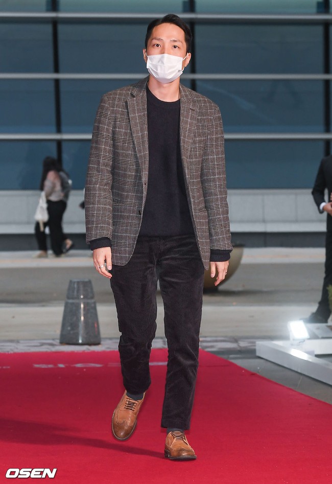 Dàn sao Hàn Quốc hội ngộ trên thảm đỏ Buil Film Awards 2020: &quot;Tình cũ Song Hye Kyo&quot; Lee Byung Hun phong độ lịch lãm ở tuổi 50 - Ảnh 14.