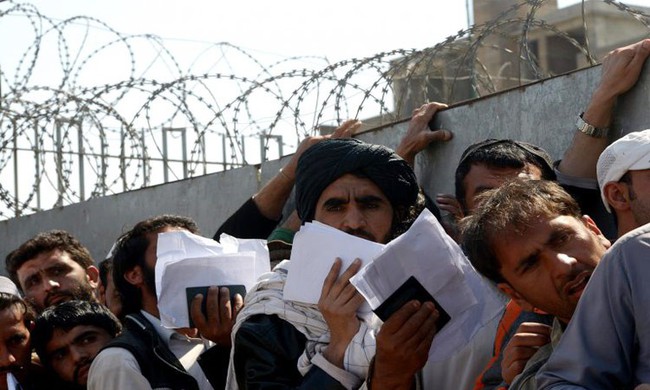 Afghanistan: Giẫm đạp kinh ho&agrave;ng khi xếp h&agrave;ng xin visa, 15 người thiệt mạng - Ảnh 1.