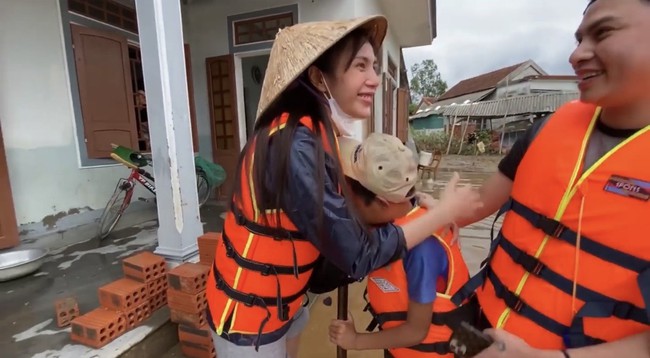 Bị miệt thị vì tài trợ học phí cho 2 học sinh miền Trung, Thủy Tiên gay gắt đáp trả: “Không phải cứ bỏ ra 50 - 100 nghìn là có quyền xúc phạm người khác” - Ảnh 3. Bị miệt thị vì tài trợ học phí cho 2 học sinh miền Trung, Thủy Tiên gay gắt đáp trả: “Không phải cứ bỏ ra 50 - 100 nghìn là có quyền xúc phạm người khác” - Ảnh 3.