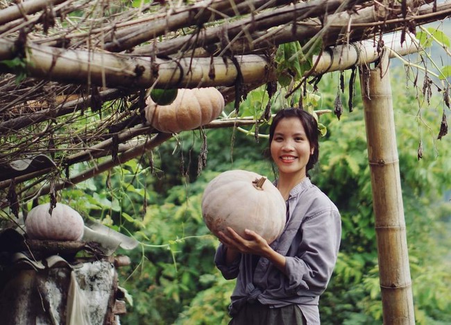 Nhiều tháng sau lùm xùm &quot;đạo nhái&quot; Lý Tử Thất, chủ kênh Bếp trên đỉnh đồi lần đầu lên tiếng, tiết lộ khoản lợi nhuận đặc biệt nhận được khi bị tấn công dồn dập nhất - Ảnh 2.