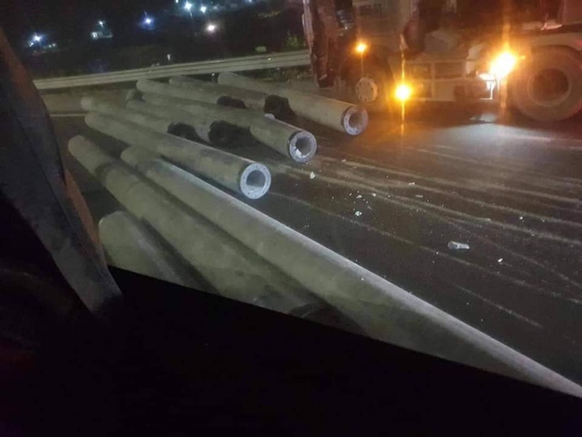 Kinh hoàng xe chở cột điện đứt xích văng xuống cao tốc Pháp Vân - Cầu Giẽ - Ảnh 3.