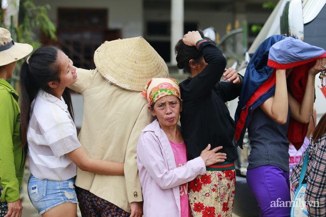 Câu chuyện cứu trợ sau trận &quot;đại hồng thuỷ&quot; ở Quảng Bình: Điều tiết thế nào để tránh tình trạng người dân nơi thừa, nơi thiếu - Ảnh 2.