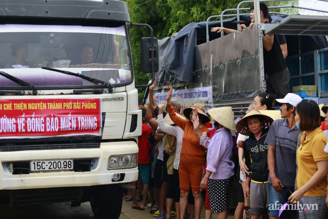 Câu chuyện cứu trợ sau trận &quot;đại hồng thuỷ&quot; ở Quảng Bình: Điều tiết thế nào để tránh tình trạng người dân nơi thừa, nơi thiếu - Ảnh 4.
