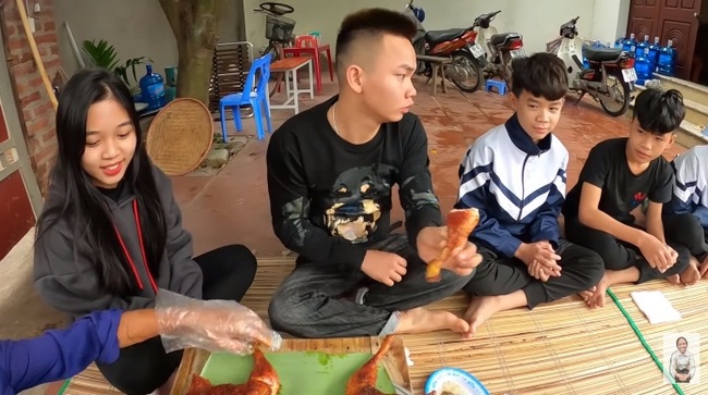 Nghi vấn Bà Tân Vlog tiếp tục &quot;cài cắm&quot; đàn cháu vào mâm để khen đồ ăn ngon lắm, ai ngờ phút cuối bà lại được minh oan nhờ hình ảnh bất ngờ - Ảnh 3.