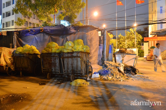 Xe thu gom bị dân địa phương chặn, rác thải chất thành núi giữa trung tâm Thủ đô - Ảnh 1. Xe thu gom bị dân địa phương chặn, rác thải chất thành núi giữa trung tâm Thủ đô - Ảnh 1.