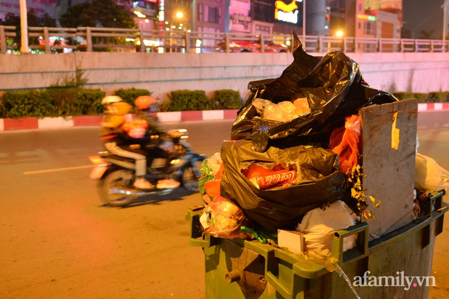 Xe thu gom bị dân địa phương chặn, rác thải chất thành núi giữa trung tâm Thủ đô - Ảnh 4. Xe thu gom bị dân địa phương chặn, rác thải chất thành núi giữa trung tâm Thủ đô - Ảnh 4.