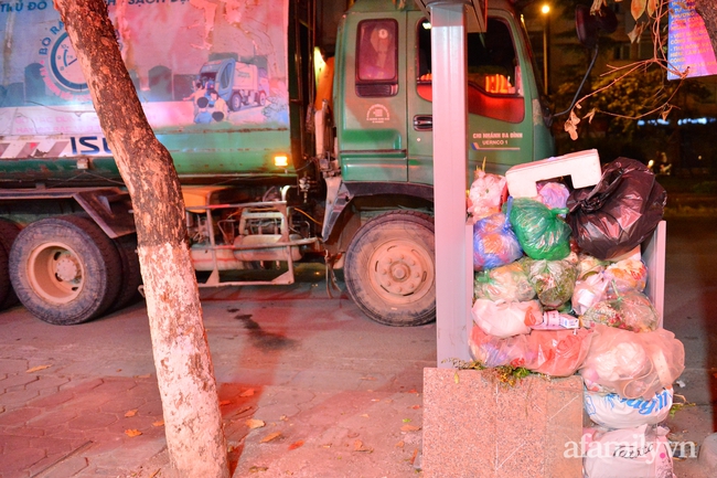 Xe thu gom bị dân địa phương chặn, rác thải chất thành núi giữa trung tâm Thủ đô - Ảnh 8. Xe thu gom bị dân địa phương chặn, rác thải chất thành núi giữa trung tâm Thủ đô - Ảnh 8.