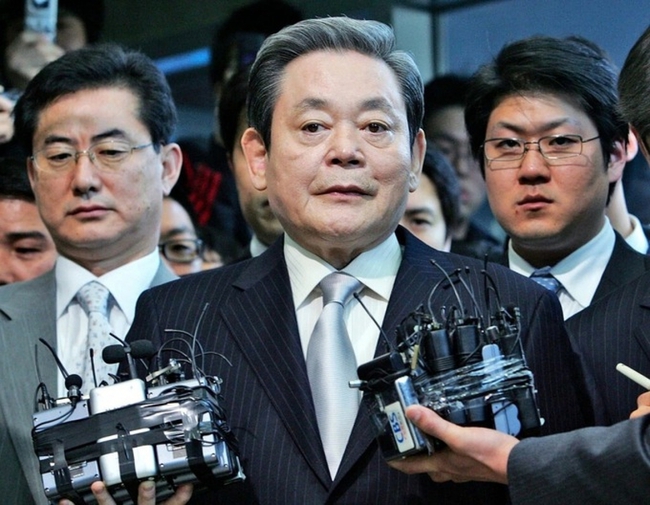 Chủ tịch tập đoàn Samsung qua đời: Tổng thống Hàn Quốc gửi hoa và thư chia buồn - Ảnh 1.