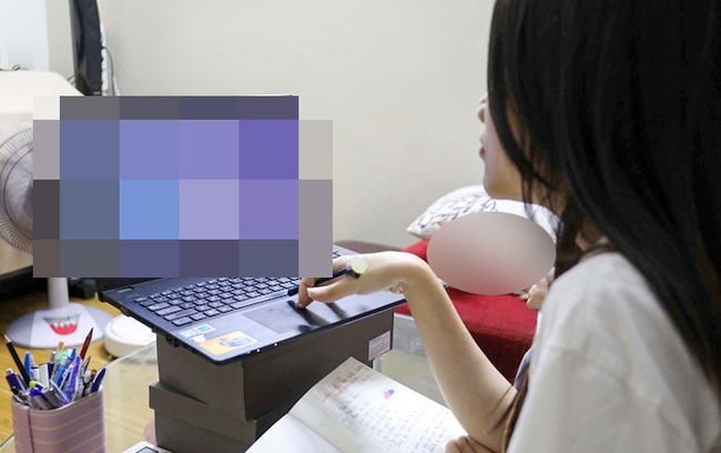 Đi lên phòng học của con gái, tôi nghe thấy cuộc điện thoại khiến bản thân chết lặng: Thì ra mình là giáo viên mà không dạy nổi con - Ảnh 1. Đi lên phòng học của con gái, tôi nghe thấy cuộc điện thoại khiến bản thân chết lặng: Thì ra mình là giáo viên mà không dạy nổi con - Ảnh 1.