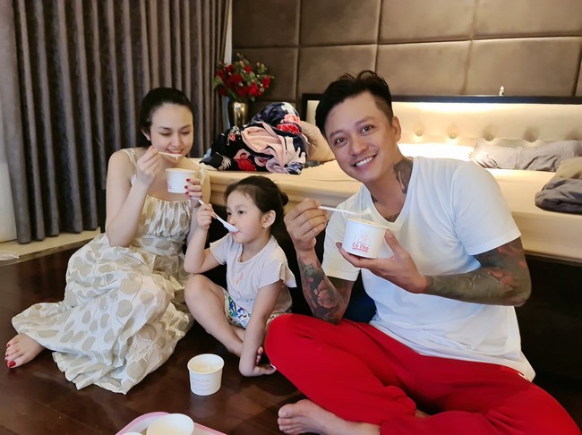 Cuộc sống Tuấn Hưng hậu tuyên bố nghỉ hát: Trở thành “ông bố bỉm sữa” đích thực, kiêm luôn vệ sĩ hộ tống vợ mọi lúc mọi nơi - Ảnh 14. Cuộc sống Tuấn Hưng hậu tuyên bố nghỉ hát: Trở thành “ông bố bỉm sữa” đích thực, kiêm luôn vệ sĩ hộ tống vợ mọi lúc mọi nơi - Ảnh 14.