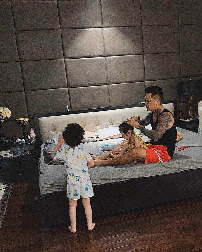 Cuộc sống Tuấn Hưng hậu tuyên bố nghỉ hát: Trở thành “ông bố bỉm sữa” đích thực, kiêm luôn vệ sĩ hộ tống vợ mọi lúc mọi nơi - Ảnh 13. Cuộc sống Tuấn Hưng hậu tuyên bố nghỉ hát: Trở thành “ông bố bỉm sữa” đích thực, kiêm luôn vệ sĩ hộ tống vợ mọi lúc mọi nơi - Ảnh 13.
