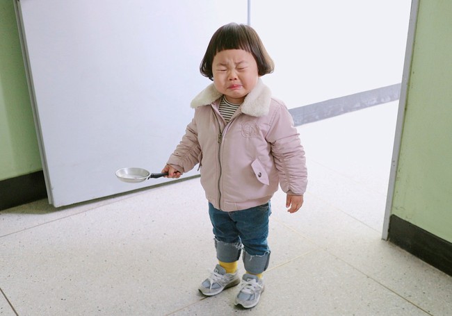 Con gào khóc ăn vạ dỗ mãi không nín, mẹ dùng chiêu "gậy ông đập lưng ông" bé nín ngay lập tức - Ảnh 1. Con gào khóc ăn vạ dỗ mãi không nín, mẹ dùng chiêu "gậy ông đập lưng ông" bé nín ngay lập tức - Ảnh 1.
