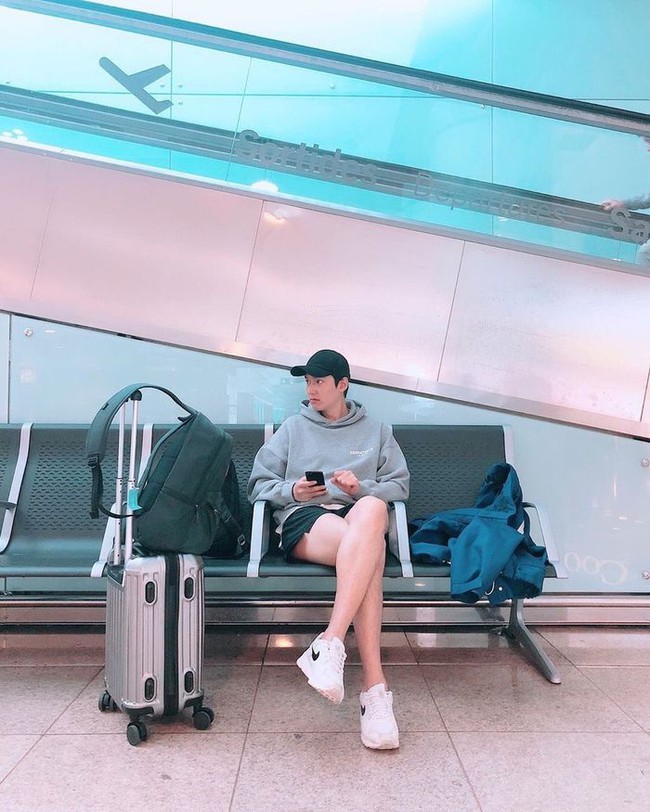 Lee Min Ho và chiếc quần thần thánh cùng đôi chân trắng nõn nà gây xôn xao MXH - Ảnh 3. Lee Min Ho và chiếc quần thần thánh cùng đôi chân trắng nõn nà gây xôn xao MXH - Ảnh 3.