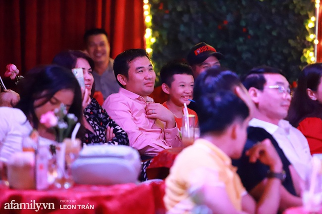 Chồng sắp cưới Vân Hugo mạnh tay chi 80 triệu mua vật phẩm từ thiện của Lệ Quyên và Quang Lê - Ảnh 3. Con trai Vân Hugo cười tươi rói khi chồng sắp cưới của mẹ chi 80 triệu mua vật phẩm từ thiện của Lệ Quyên và Quang Lê Chồng sắp cưới Vân Hugo mạnh tay chi 80 triệu mua vật phẩm từ thiện của Lệ Quyên và Quang Lê - Ảnh 3. Con trai Vân Hugo cười tươi rói khi chồng sắp cưới của mẹ chi 80 triệu mua vật phẩm từ thiện của Lệ Quyên và Quang Lê