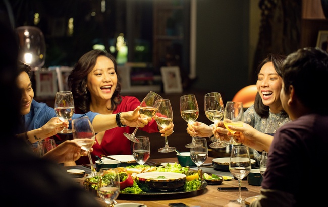 "Tiệc Trăng Máu" của Thu Trang - Thái Hòa - Kaity đạt doanh thu 45 tỷ trong 6 ngày - Ảnh 2. "Tiệc Trăng Máu" của Thu Trang - Thái Hòa - Kaity đạt doanh thu 45 tỷ trong 6 ngày - Ảnh 2.