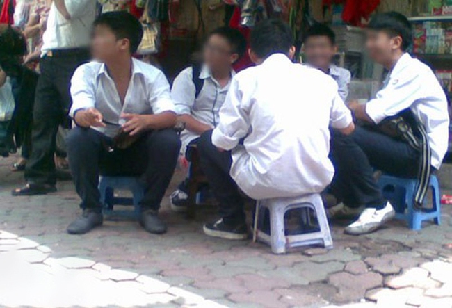 Đi lên phòng học của con gái, tôi nghe thấy cuộc điện thoại khiến bản thân chết lặng: Thì ra mình là giáo viên mà không dạy nổi con - Ảnh 2. Đi lên phòng học của con gái, tôi nghe thấy cuộc điện thoại khiến bản thân chết lặng: Thì ra mình là giáo viên mà không dạy nổi con - Ảnh 2.