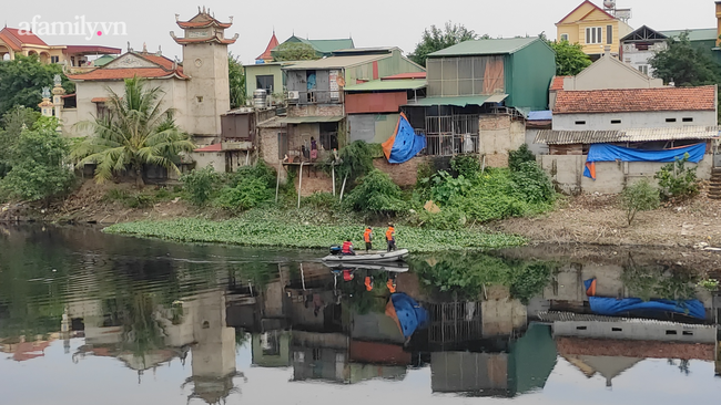 Vụ phát hiện thi thể nữ sinh ở Hà Nội:2 đối tượng đã thực hiện cướp điện thoại rồi đẩy nạn nhân xuống sông - Ảnh 8. Vụ phát hiện thi thể nữ sinh ở Hà Nội:2 đối tượng đã thực hiện cướp điện thoại rồi đẩy nạn nhân xuống sông - Ảnh 8.