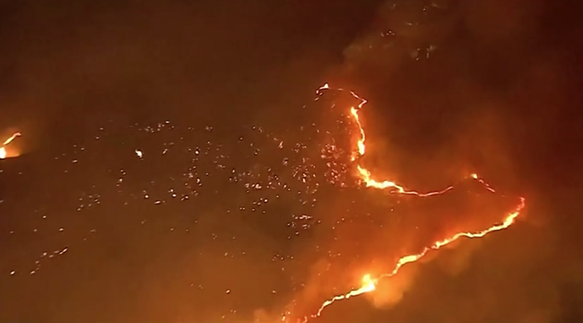 Khoảng 60 nghìn người được yêu cầu sơ tán do cháy rừng lan rộng tại bang California - Ảnh 1.