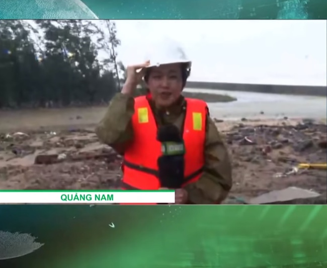 Phóng viên VTV bị gió xô suýt ngã khi đứng dẫn bản tin giữa tâm bão số 9 - Ảnh 4. Phóng viên VTV bị gió xô suýt ngã khi đứng dẫn bản tin giữa tâm bão số 9 - Ảnh 4.