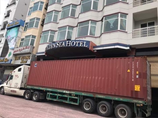 Người dân Đà Nẵng mang cả xe container án ngữ trước nhà để chống chọi với cơn bão số 9 - Ảnh 1.