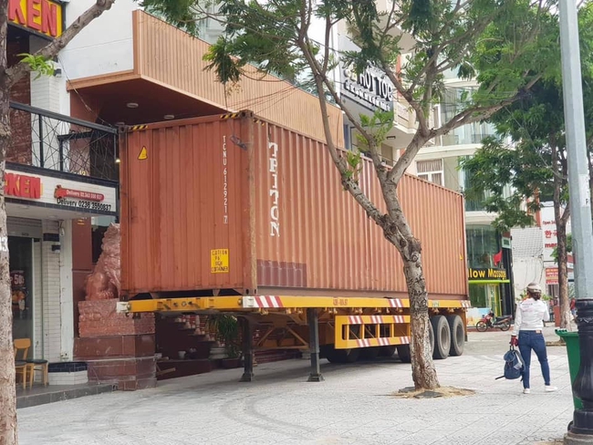Người dân Đà Nẵng mang cả xe container án ngữ trước nhà để chống chọi với cơn bão số 9 - Ảnh 2.