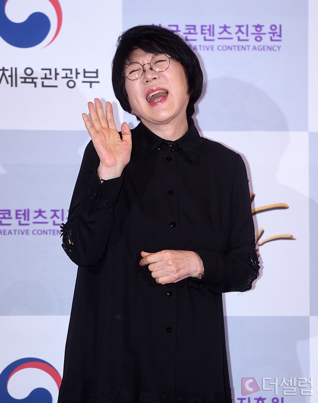 Thảm đỏ Giải thưởng Văn hóa và Nghệ thuật Đại chúng Hàn Quốc: Hyun Bin xuất hiện điển trai chiếm trọn “spotlight”, bà cả của &quot;Thế giới hôn nhân&quot; lộ nhan sắc thật - Ảnh 4.