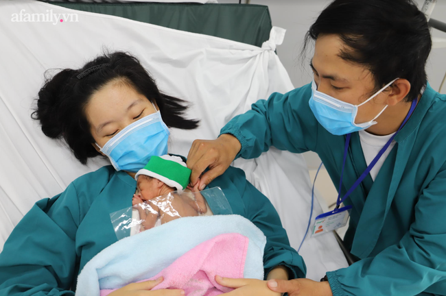 Mẹ hạnh phúc vỡ òa khi con gái sinh "cực non" chỉ 700gram, bé như chuột con được bác sĩ cứu sống ngoạn mục - Ảnh 5. Mẹ hạnh phúc vỡ òa khi con gái sinh "cực non" chỉ 700gram, bé như chuột con được bác sĩ cứu sống ngoạn mục - Ảnh 5.