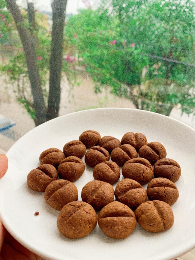 Trổ tài làm ngay bánh cookie hình hạt cà phê thơm nức mũi lại làm siêu nhanh được bằng nồi chiên không dầu - Ảnh 11.