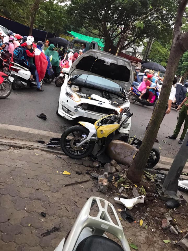 Hà Nộ: Xe ô tô hất tung người đi đường vào nhà dân bên đường - Ảnh 3. Hà Nộ: Xe ô tô hất tung người đi đường vào nhà dân bên đường - Ảnh 3.
