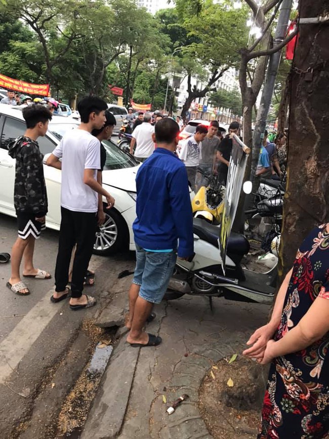 Hà Nộ: Xe ô tô hất tung người đi đường vào nhà dân bên đường - Ảnh 2. Hà Nộ: Xe ô tô hất tung người đi đường vào nhà dân bên đường - Ảnh 2.