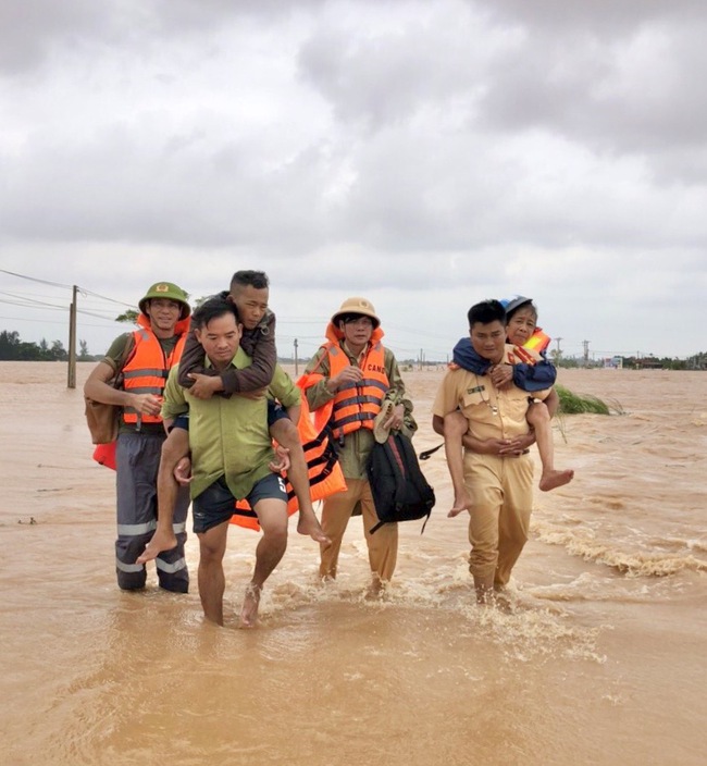 Anh chàng người Mỹ sống ở Việt Nam xúc động chia sẻ về bão lũ miền Trung: Sự gắn kết mà tôi chưa từng thấy!  - Ảnh 6.