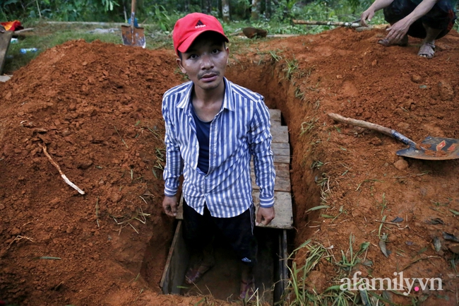 CẬN CẢNH: Quả đồi bị "xé toạc" làm đôi và nước mắt người Quảng Nam dưới lớp đất đá tại hiện trường vụ sạt lở kinh hoàng - Ảnh 8. Flycam: Cận cảnh hiện trường cứu hộ vụ sạt lở đất vùi lấp 53 người ở Quảng Nam - Ảnh 6.
