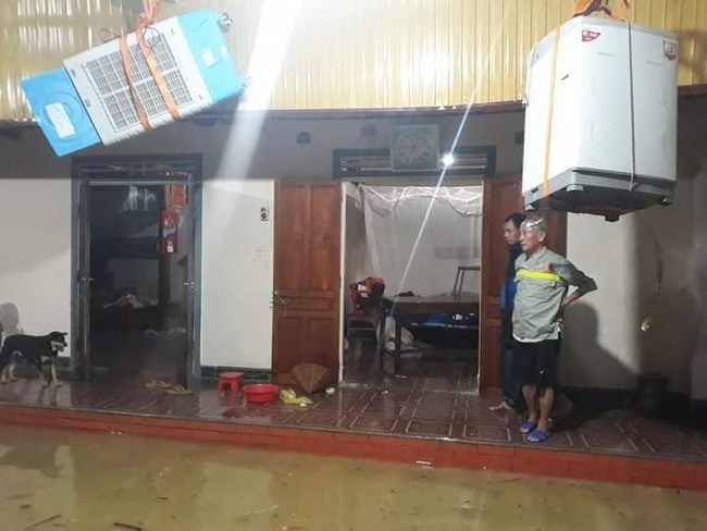 Nước lũ lên cao, người dân Nghệ An trắng đêm chạy lũ - Ảnh 11. Nước lũ lên cao, người dân Nghệ An trắng đêm chạy lũ - Ảnh 11.