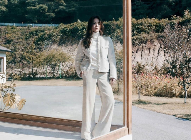 Song Hye Kyo nhận vô vàn lời khen nức nở giữa thông tin từng bị chồng cũ Song Joong Ki nhắn tin thúc ép chuyện ly hôn - Ảnh 3. Song Hye Kyo nhận vô vàn lời khen nức nở giữa thông tin từng bị chồng cũ Song Joong Ki nhắn tin thúc ép chuyện ly hôn - Ảnh 3.