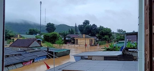 Ảnh: Mưa lớn không dứt, người dân nghệ An trắng đêm chạy lũ, lên mạng "cầu cứu", sáng ra nước đã ngập gần tới nóc nhà - Ảnh 17. Ảnh: Mưa lớn không dứt, người dân nghệ An trắng đêm chạy lũ, lên mạng "cầu cứu", sáng ra nước đã ngập gần tới nóc nhà - Ảnh 17.