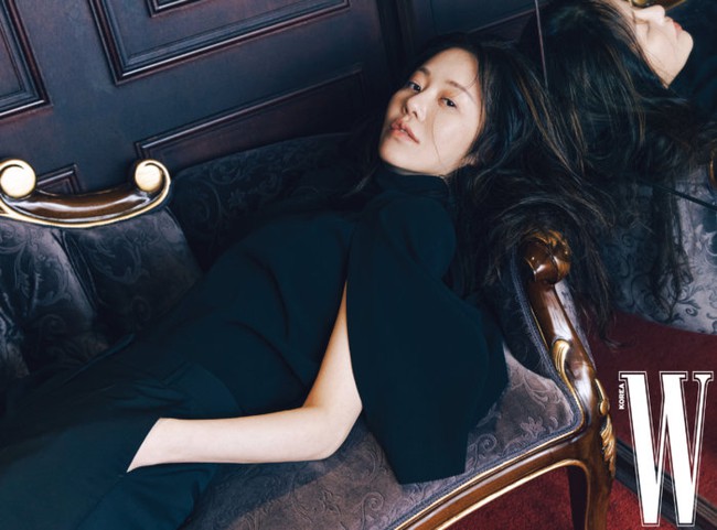 "Cô dâu bị đế chế Samsung ruồng bỏ" Go Hyun Jung gây sốt với loạt hình đẹp "sương sương" dù sắp bước sang tuổi 50 - Ảnh 3. "Cô dâu bị đế chế Samsung ruồng bỏ" Go Hyun Jung gây sốt với loạt hình đẹp "sương sương" dù sắp bước sang tuổi 50 - Ảnh 3.