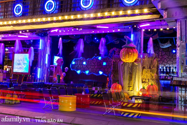 Phố Bùi Viện như "lột xác" trước ngày Halloween, bước vào cứ ngỡ đang ở trời Tây - Ảnh 10. Phố Bùi Viện như "lột xác" trước ngày Halloween, bước vào cứ ngỡ đang ở trời Tây - Ảnh 10.