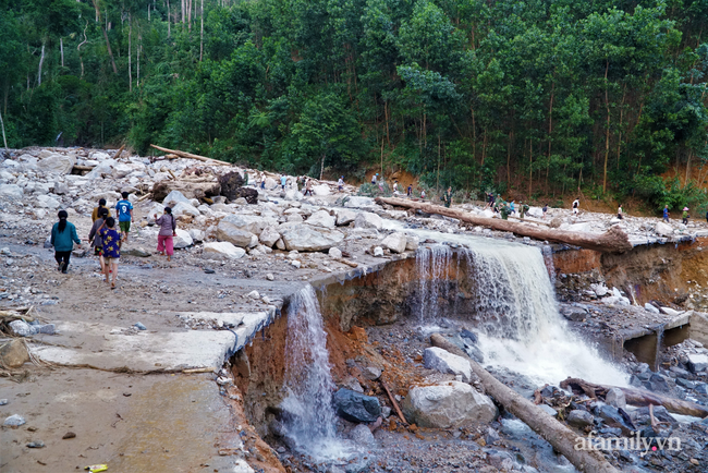Nước mắt Trà Leng: 'Hết rồi, không còn gì nữa, con rồi cháu đều nằm dưới kia' - Ảnh 1. Nước mắt Trà Leng: 'Hết rồi, không còn gì nữa, con rồi cháu đều nằm dưới kia' - Ảnh 1.