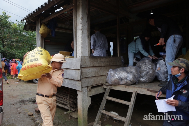 Đoàn từ thiện đầu tiên tiếp cận hỗ trợ bà con Vân Kiều ở Hướng Sơn – huyện miền núi xa xôi cách trở của tỉnh Quảng Nam - Ảnh 5.