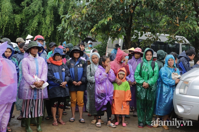 Đoàn từ thiện đầu tiên tiếp cận hỗ trợ bà con Vân Kiều ở Hướng Sơn – huyện miền núi xa xôi cách trở của tỉnh Quảng Nam - Ảnh 3.