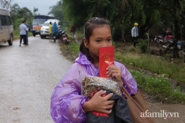 Đoàn từ thiện đầu tiên tiếp cận hỗ trợ bà con Vân Kiều ở Hướng Sơn – huyện miền núi xa xôi cách trở của tỉnh Quảng Nam - Ảnh 7.