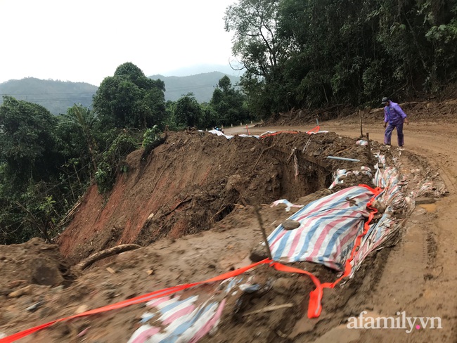 Đoàn từ thiện đầu tiên tiếp cận hỗ trợ bà con Vân Kiều ở Hướng Sơn – huyện miền núi xa xôi cách trở của tỉnh Quảng Nam - Ảnh 1.