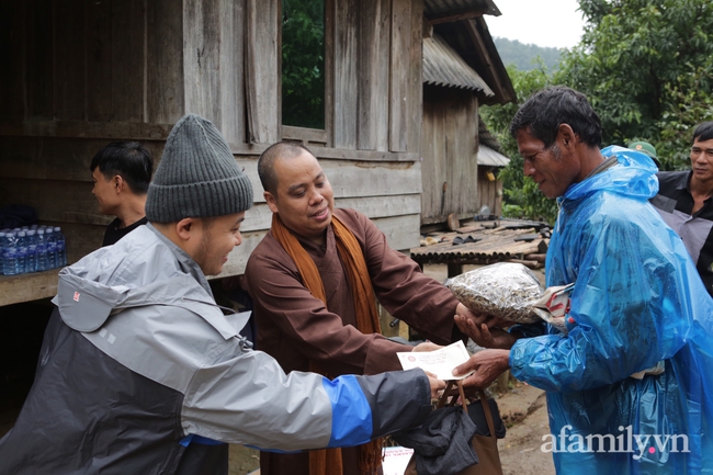 Đoàn từ thiện đầu tiên tiếp cận hỗ trợ bà con Vân Kiều ở Hướng Sơn – huyện miền núi xa xôi cách trở của tỉnh Quảng Nam - Ảnh 4.